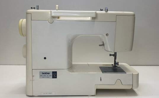 Brother Sewing Machine XL-2010 image number 4