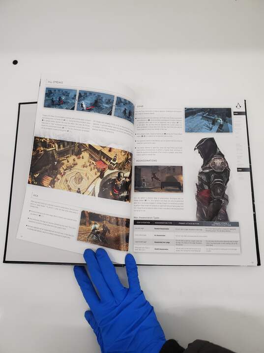 Assassin's Creed Revelations Collector's Edition: Official Guide book image number 3