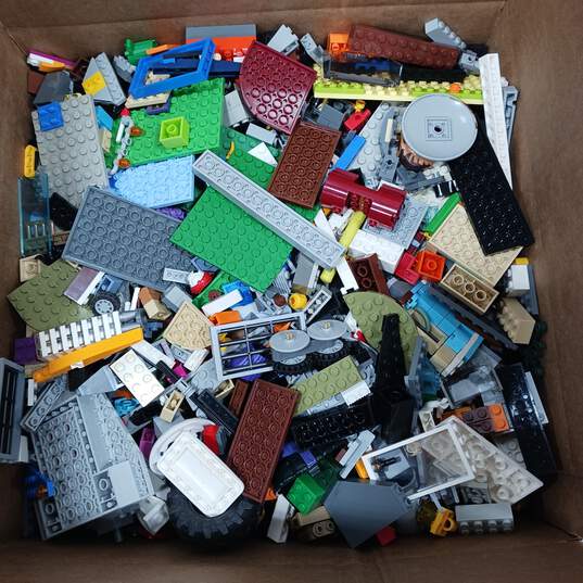 7.6 Pounds of Assorted Lego Bricks, Pieces and Parts image number 1
