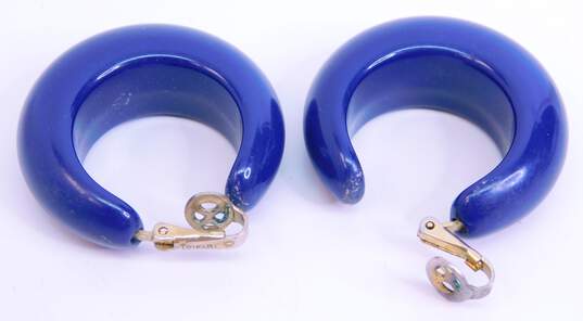 Vintage Crown Trifari Geometric Blue Lucite & Gold Tone Clip-On Hoop Earrings 15.6g image number 5
