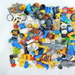 8.8 oz. LEGO Miscellaneous Minifigures Bulk Lot alternative image