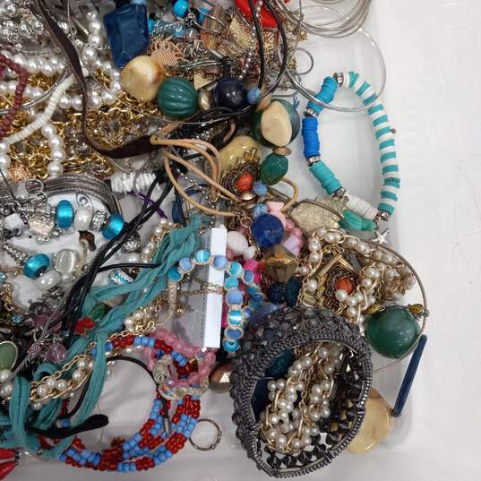 5.7lb Bundle of Mixed Variety Costume Jewelry image number 3