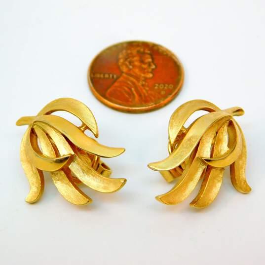 VNTG Crown Trifari Gold Tone Clip-On Earrings 8.4g image number 6