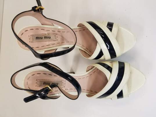 Miu Miu Black and Ivory Patent Leather Sandals Size 7.5 (Authenticated) image number 6