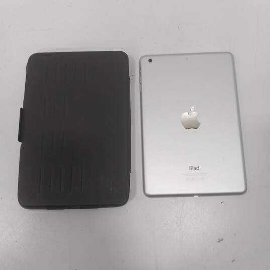 Apple iPad Silver Model No. A1489 With Black Case image number 2