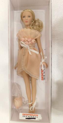 Madame Alexander Desperate Housewives Lynette Scavo 16 Inch Doll IOB