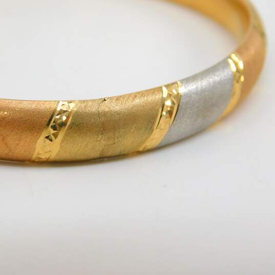 14K Tri Color Gold Brushed & Diamond Cut Diagonal Etched Hinged Bangle Bracelet 10.0g image number 6