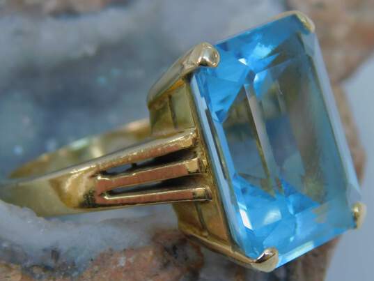 14K Yellow Gold Emerald Cut Blue Topaz Cocktail Ring 8.5g image number 2