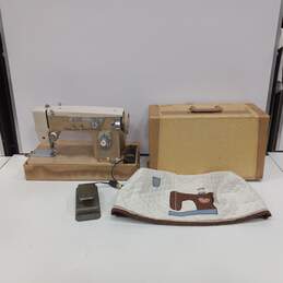 Vintage Deluxe Zig Zag Model 139 Sewing Machine w/Case and Pedal