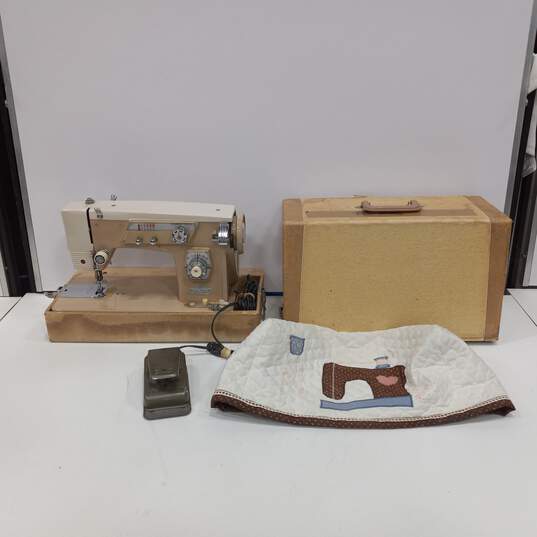 Vintage Deluxe Zig Zag Model 139 Sewing Machine w/Case and Pedal image number 1