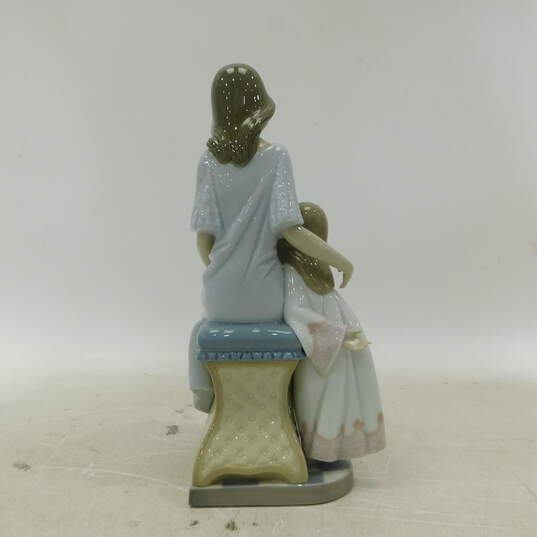 Lladro 5457 Bedtime Story Figurine Mother Reading to Daughter image number 3