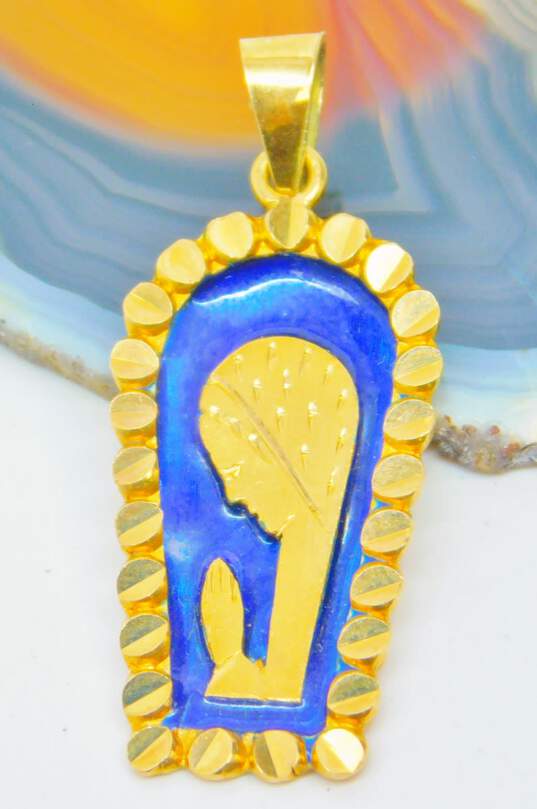 18K Yellow Gold Blue Enamel Blessed Mother Virgin Mary Pendant 3.9g image number 2