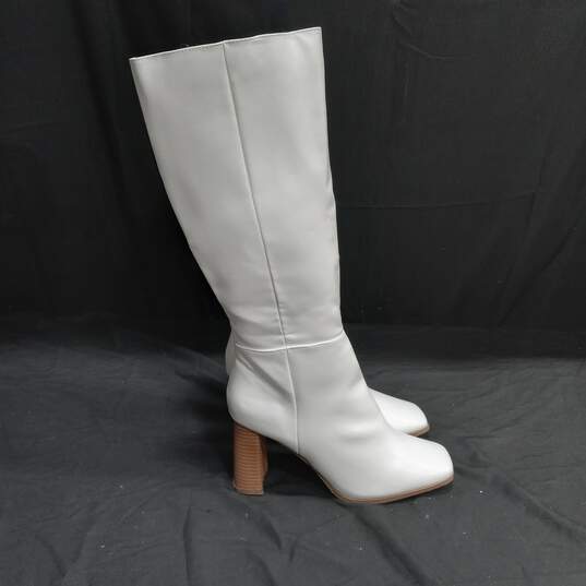 Women's White Heeled Boots Size 8.5 image number 6