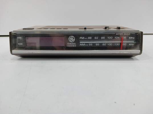 Vintage General Electric Radio Alarm Clock image number 2