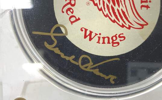 Encased Trading Card & Hockey Puck Signed by Gordie Howe - Detroit Red Wings image number 3