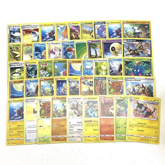 Assorted Pokémon TCG Common, Uncommon and Rare Trading Cards (685 Cards) image number 3