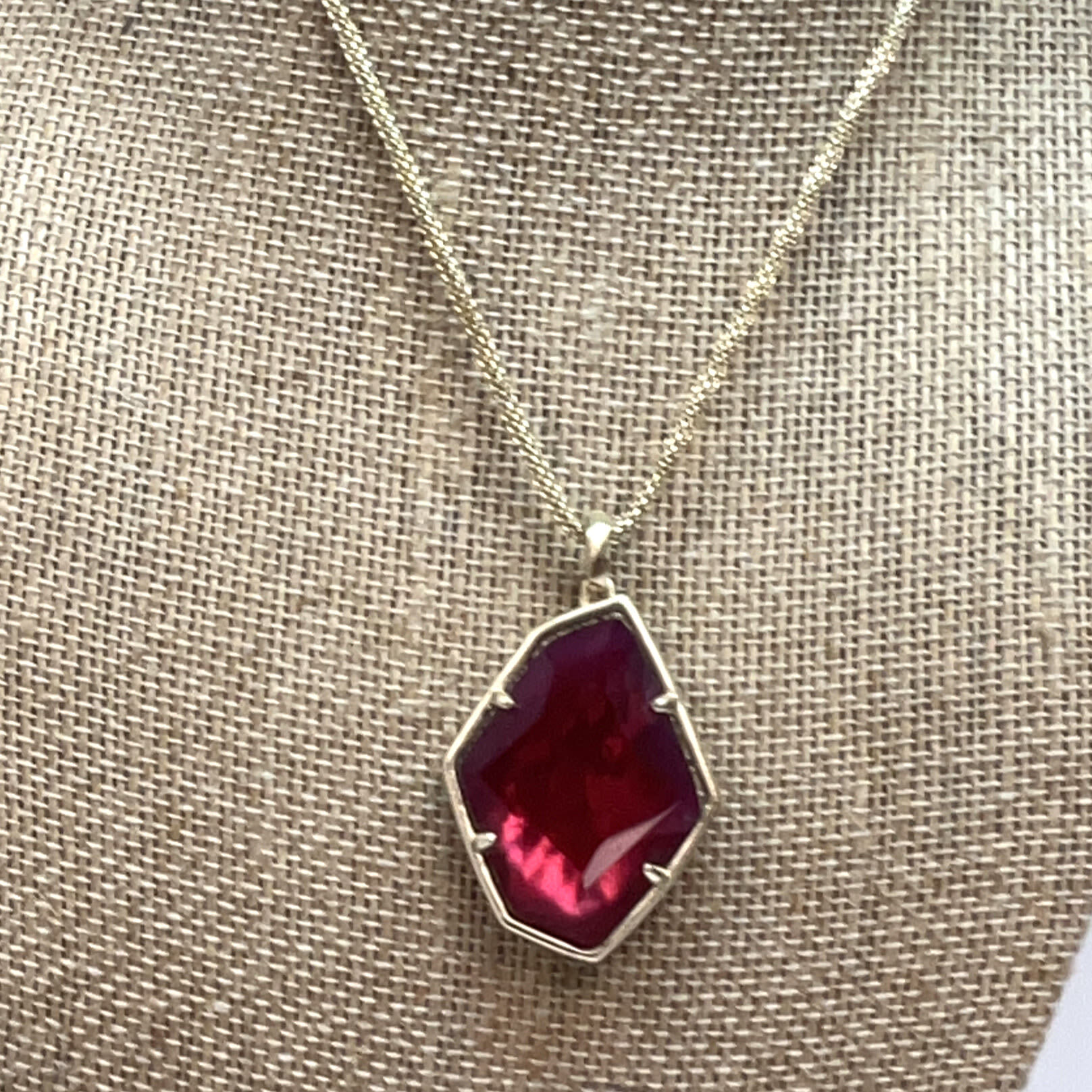 Elisa Gold Pendant Necklace in Azalea Illusion | Kendra Scott | Kendra scott  jewelry, Jewelry, Cute jewelry