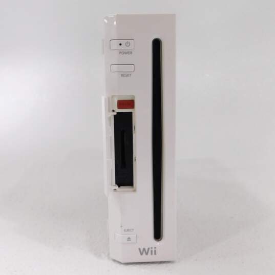 Nintendo Wii w/ 2 Games The Sims 3 image number 4