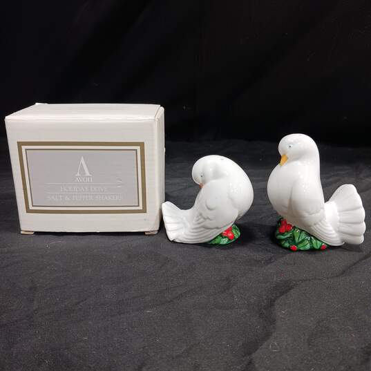 Avon Holiday Dove Salt & Pepper Shakers in Box image number 1