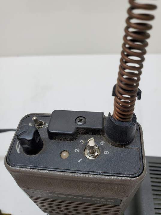 Motorola HT600 Handie-Talkie FM Radio and Charging Station Parts/Repair image number 4
