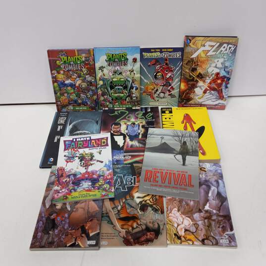 12PC Bundle of Assorted Graphic Novels image number 1
