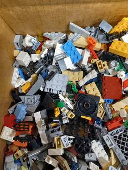 9.5lb Bulk of Assorted Lego Bricks, Pieces and Blocks alternative image