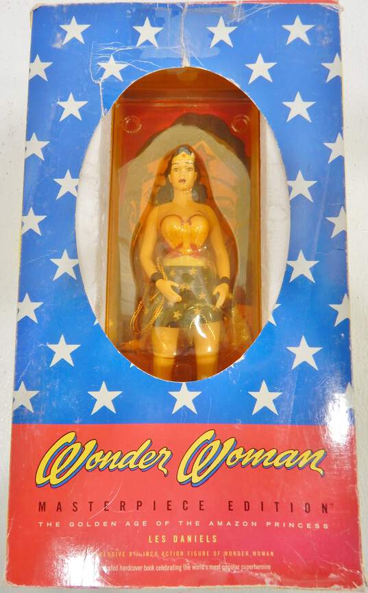 Wonder Woman Masterpiece Edition The Golden Age of the Amazon Princess Figure & Book image number 1