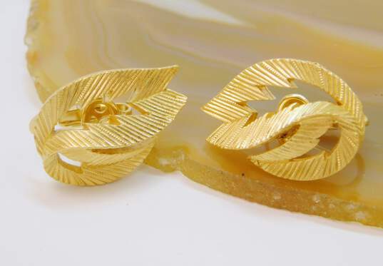 Vintage Crown Trifari Goldtone Brushed Ridged Abstract Leaf Clip On Earrings 12.3g image number 2