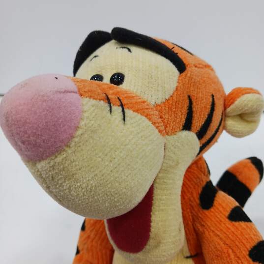 Fisher-Price Love To Hug Tigger Talking Plush Toy image number 6