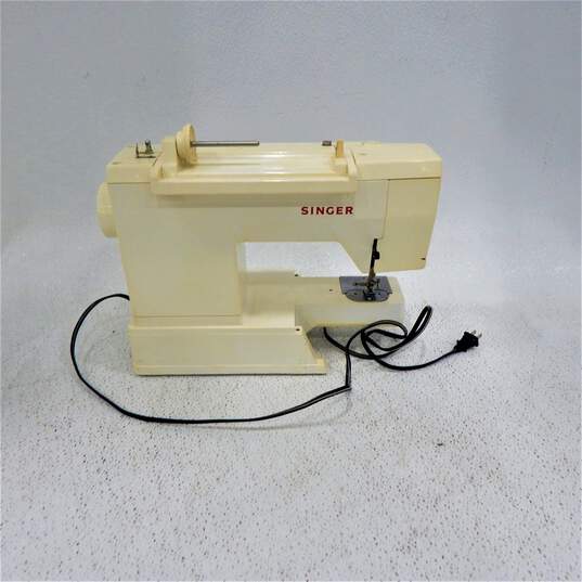 Singer 7033 Limited Edition Sewing Machine W/ Pedal image number 4