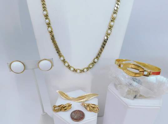 Vintage Crown Trifari Napier & Monet Goldtone Faux Pearls Chain Necklace Abstract & White Clip Earrings Tension Bangle & Leaf Brooch 93g image number 10