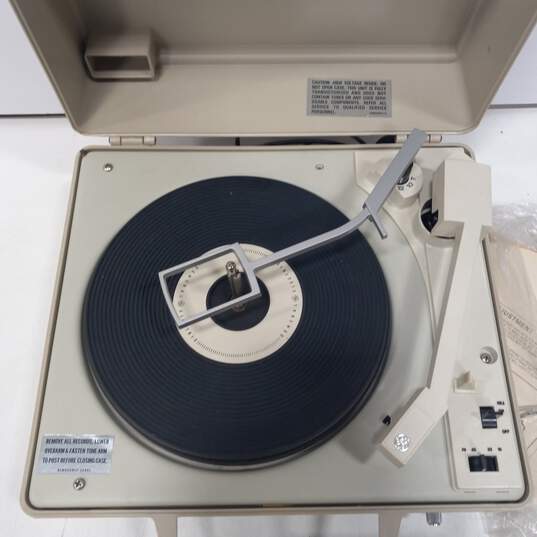 Vintage General Electric V631N Portable Phonograph image number 2