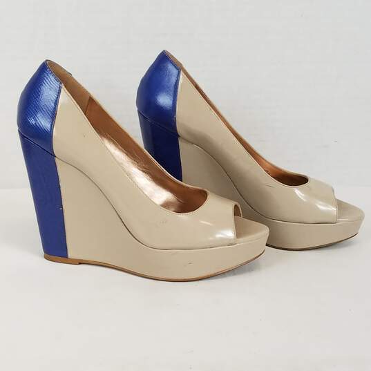 BCBG Irina Wedge Women's  Heels   Shoe Size 9 B  Color Beige Blue image number 3