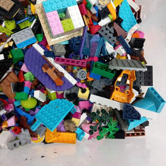6.1lb Bulk of Assorted Lego Building Blocks and Pieces image number 3