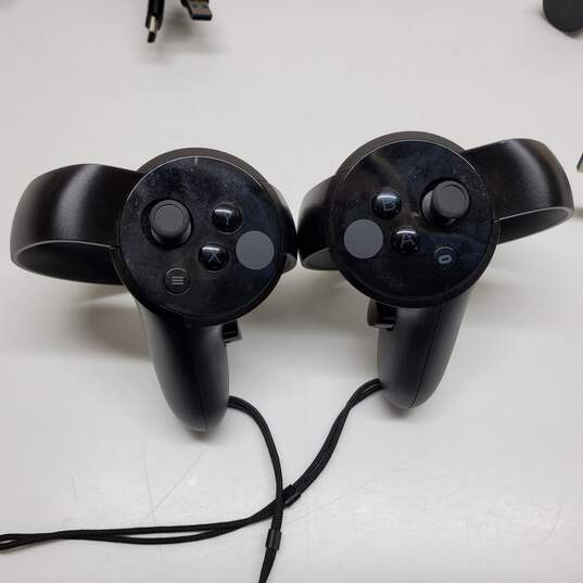 Oculus VR Headset With Controllers image number 4