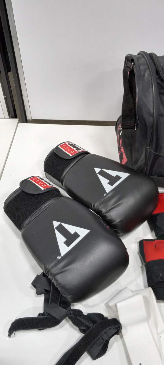Title Boxing Bag w/2 Pairs of Boxing Gloves, 2 Pairs of Inner Gloves, Mesh Bags for the Inner Gloves, and 2 Straps image number 3