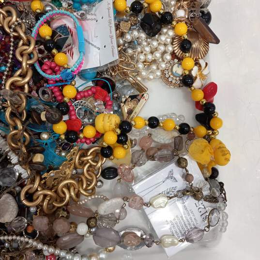 6.2lb Bulk of Assorted Costume Jewelry image number 3