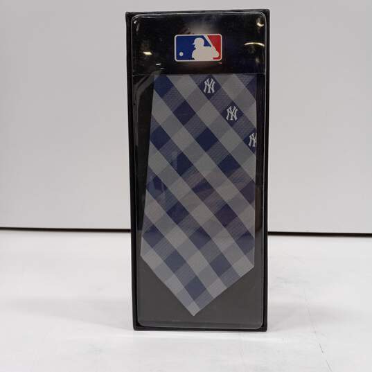 MLB NY Yankees Tie in Case image number 1