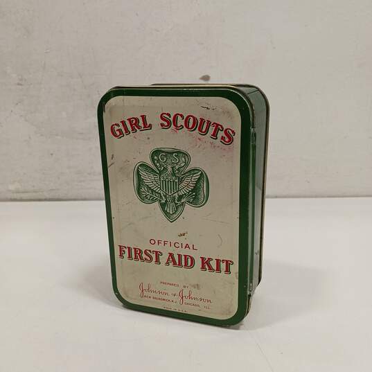 Vintage Johnson & Johnson Girl Scout Official First Aid Metal Kit image number 1