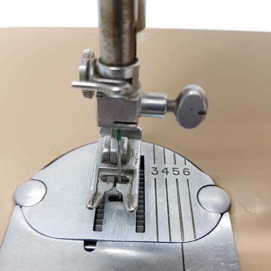 Vintage Singer Sewing Machine Model 401A image number 3