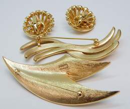 Vintage Crown Trifari Gold Tone Textured  Brooches & Gold Tone Rhinestone Earrings 54.5g alternative image