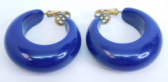 Vintage Crown Trifari Geometric Blue Lucite & Gold Tone Clip-On Hoop Earrings 15.6g image number 4