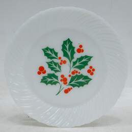 Vintage Termocrisa Crisa Christmas Holly Berry Milk Glass Dinner Plates Set of 4 alternative image