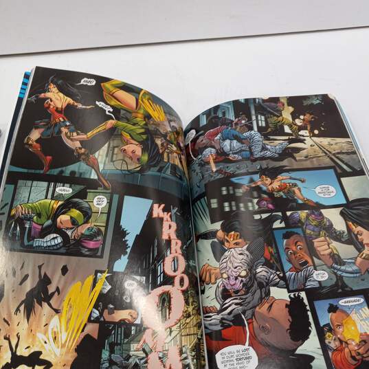 Wonder Woman Magazine and Comic Books Lot image number 5
