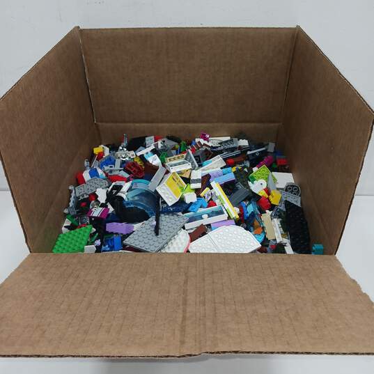9lb Bundle of Mixed Variety Building Pieces and Blocks image number 1