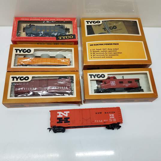 Lot of Vintage Tyco Ho Scale Electric trains with transformer in boxes image number 1