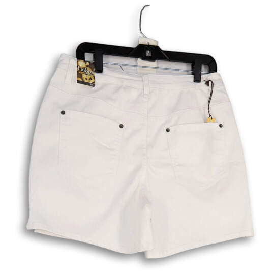 NWT Womens White Denim Medium Wash Pocket Stretch Mom Shorts Size 16 image number 2