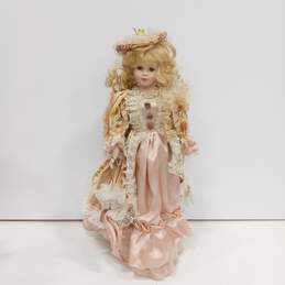 Bundle of 4 Assorted Porcelain Dolls alternative image
