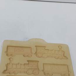 1998 - Pampered Chef Stoneware Gingerbread Hometown Train Cookie Mold alternative image