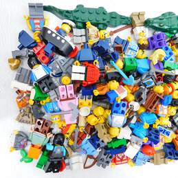 8.8 Oz. LEGO Miscellaneous Minifigures Bulk Lot alternative image